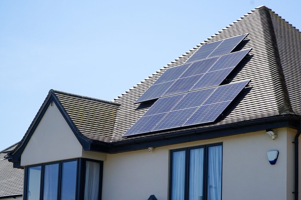 huis met zonnepanelen installatie op dak